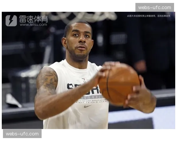 中场休息时，主场为效力球队十年的老将阿尔德里奇举办致敬仪式