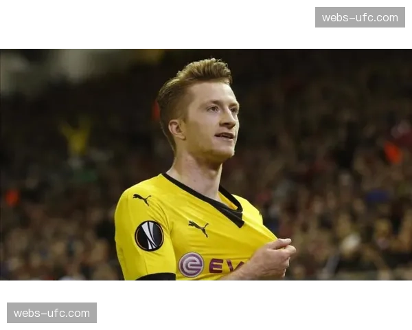 特写镜头：老将罗伊斯替补登场，伊杜纳信号公园响起经久不息的掌声